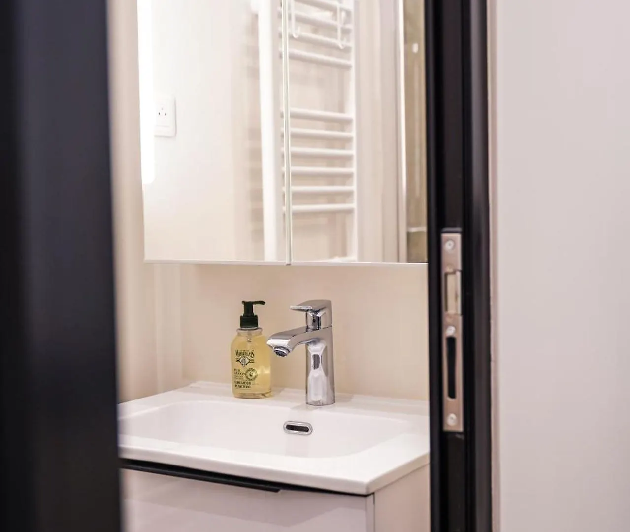 Charming Apartment Near Notre-Dame Paris