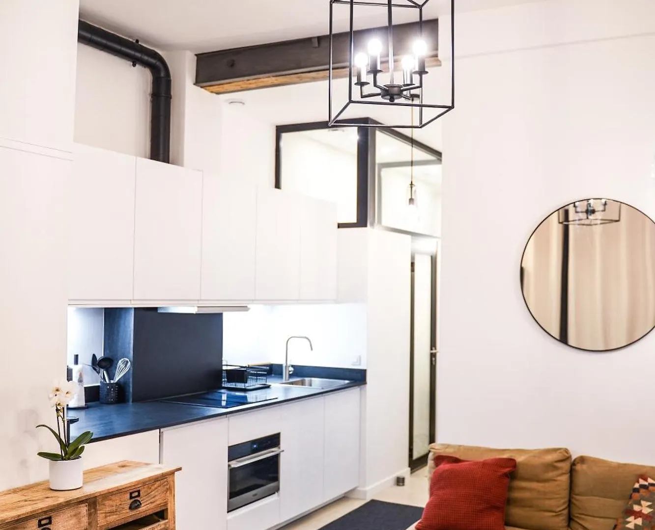 Charming Apartment Near Notre-Dame contacts